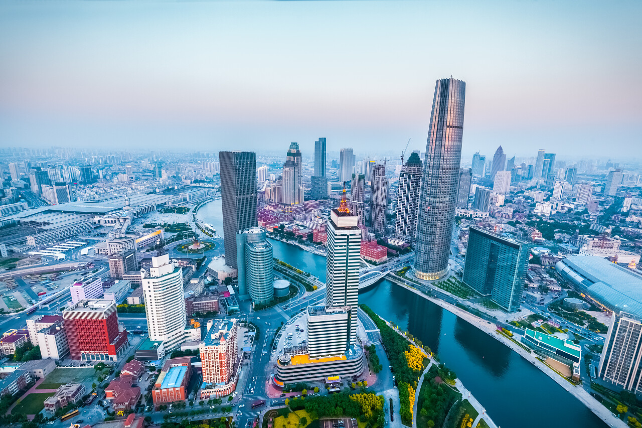 下天津高视角的现代城市天际线天津旅游