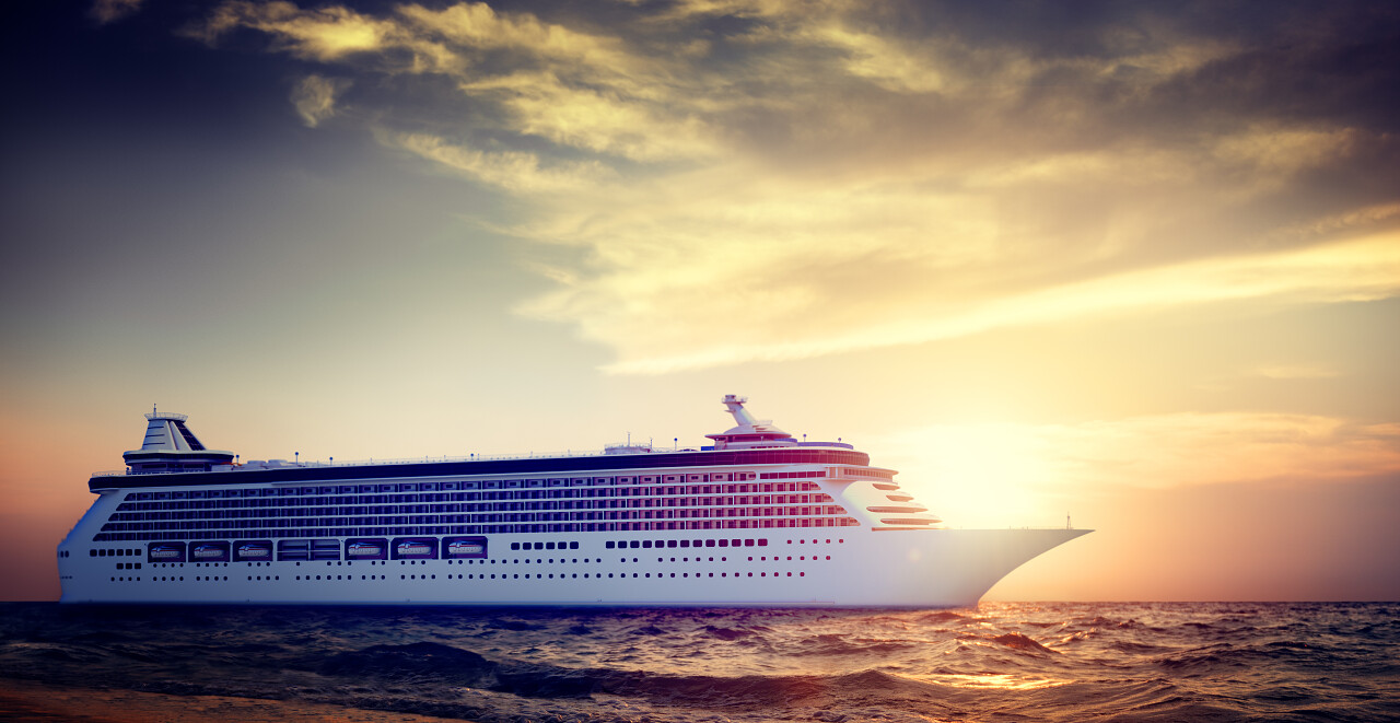 游艇邮轮在海上热带风景图蓝色杨帆起航