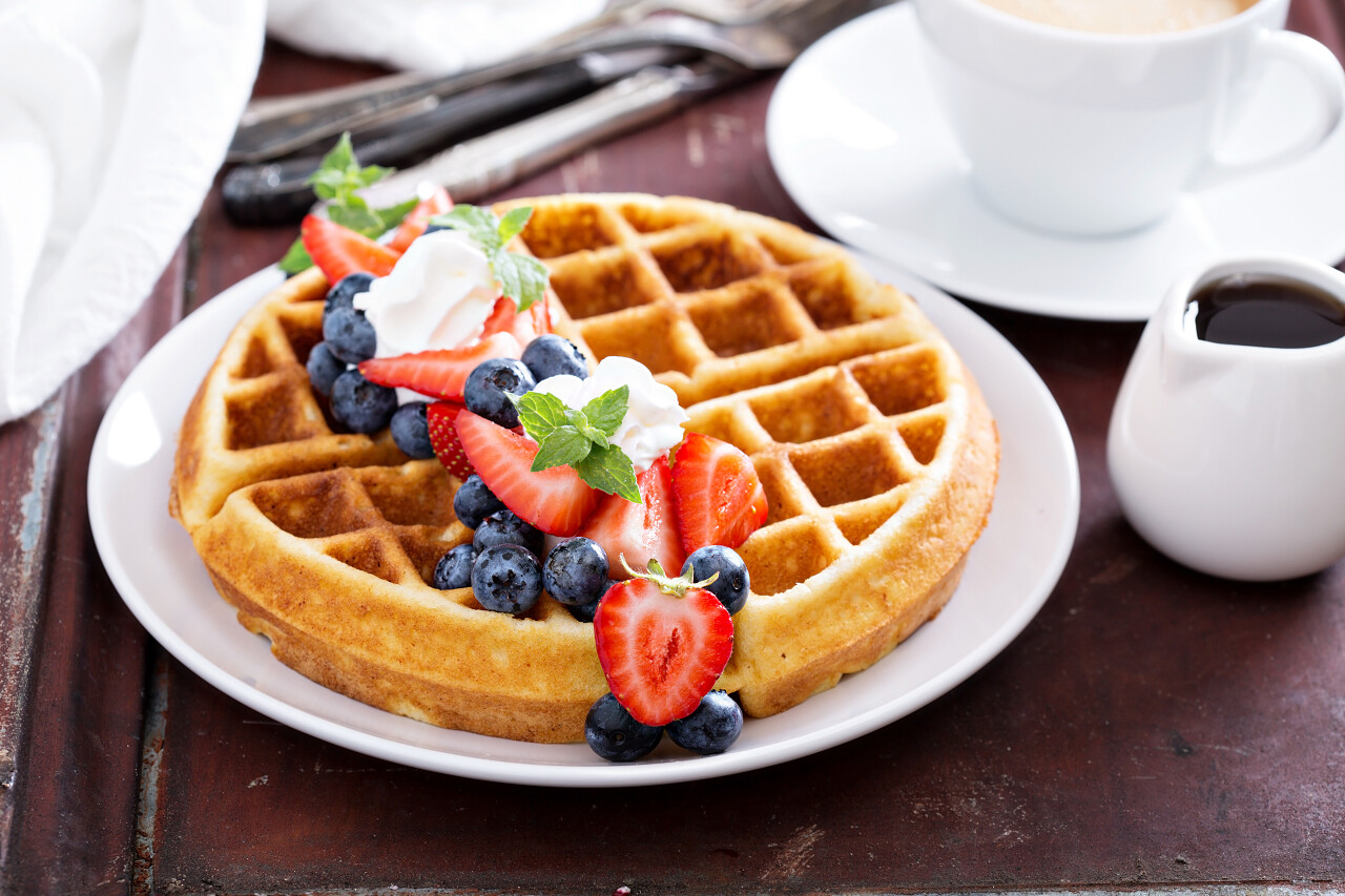 与意大利乳清干酪配奶油和浆果的新鲜自制的华夫饼
