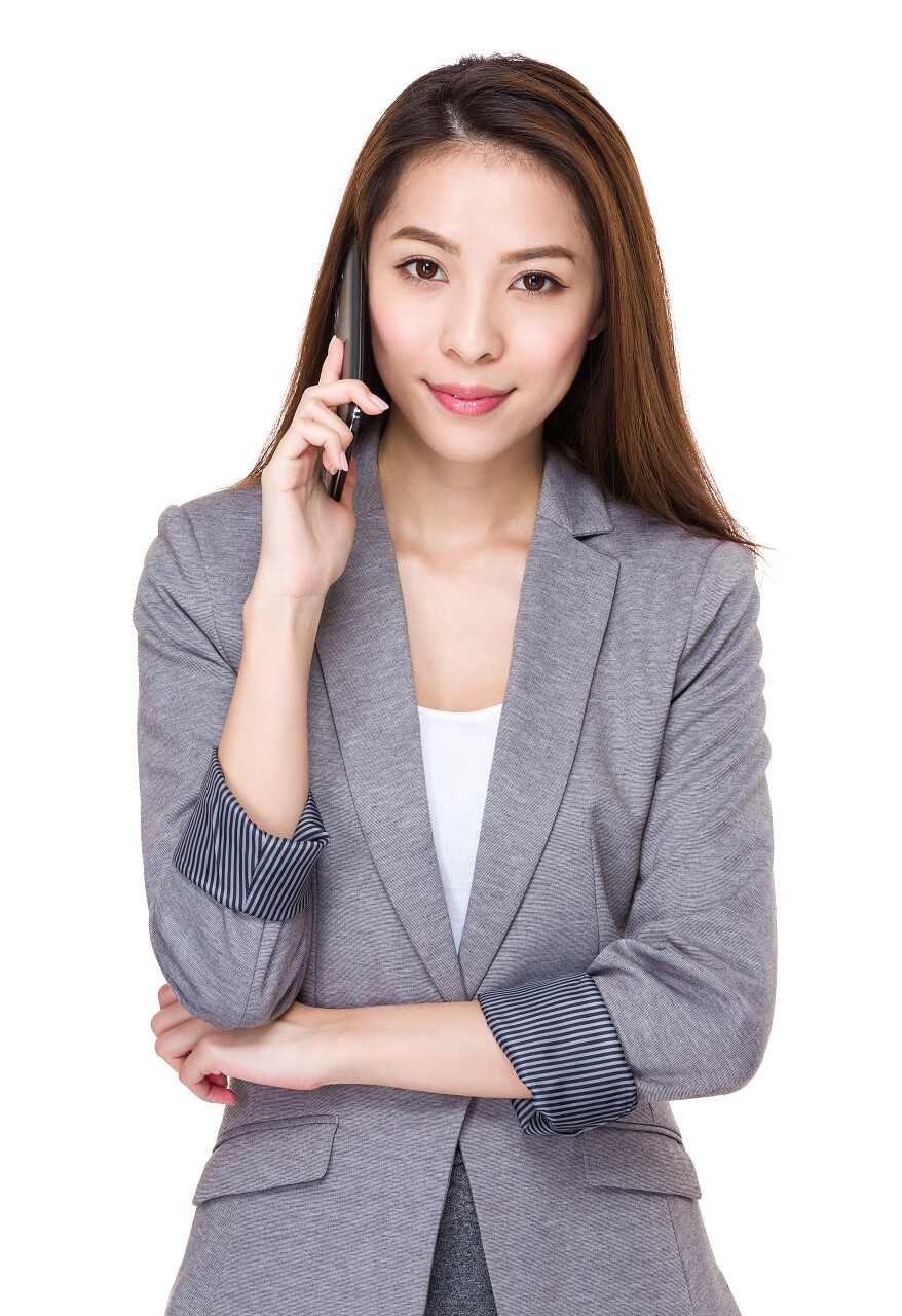 商务套装的年轻亚洲女商人交谈手机