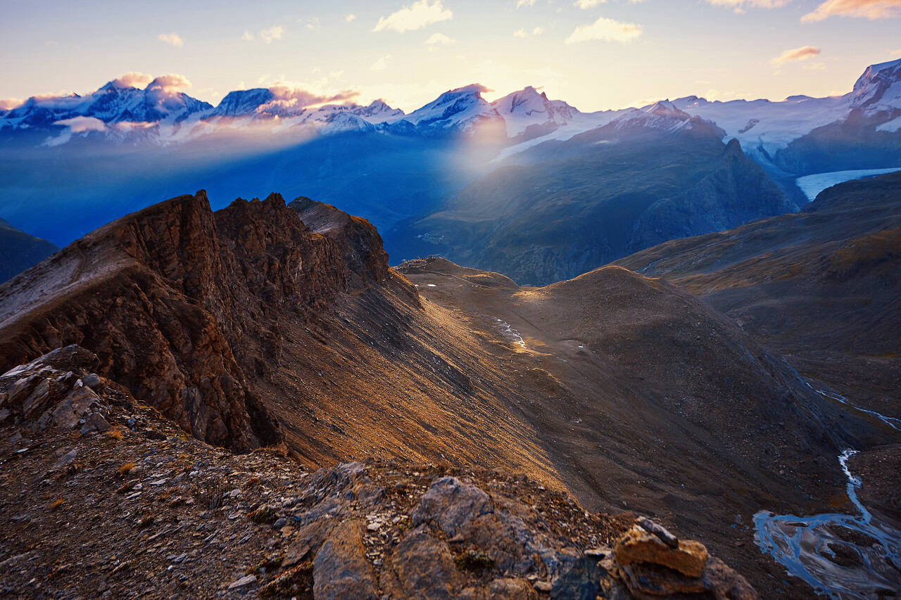 美丽的阴天日出山与雪岭风景图