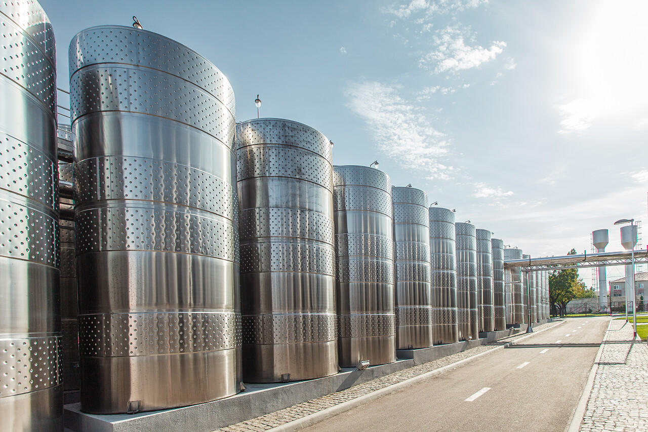 蓝色天空下现代酿酒发酵罐不锈钢