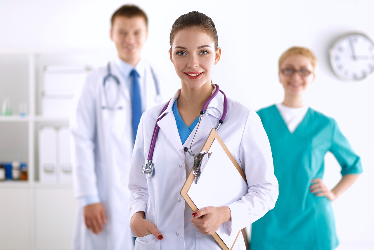 医疗小组前微笑女医生医护团队