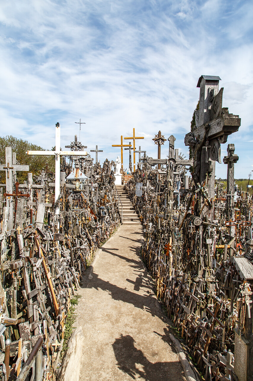 多云天空下历史性的十字架