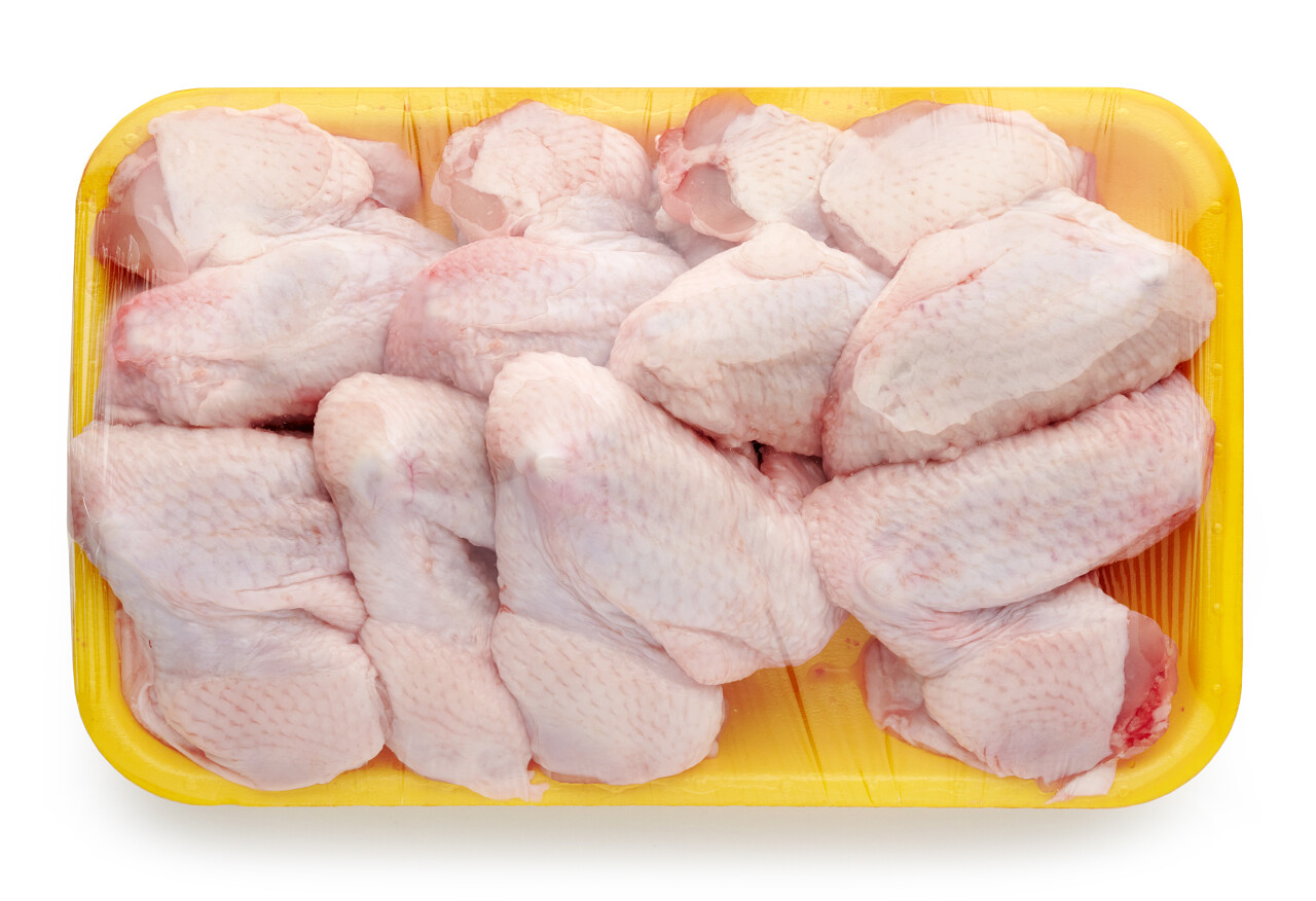 孤立在白色背景上的生鸡翅膀