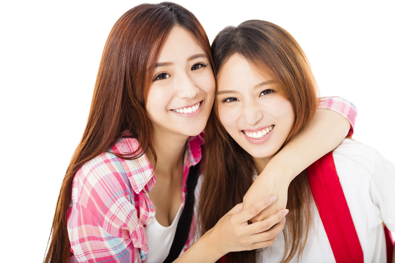 白色背景孤立两个人开心少女学生女孩笑脸笑容