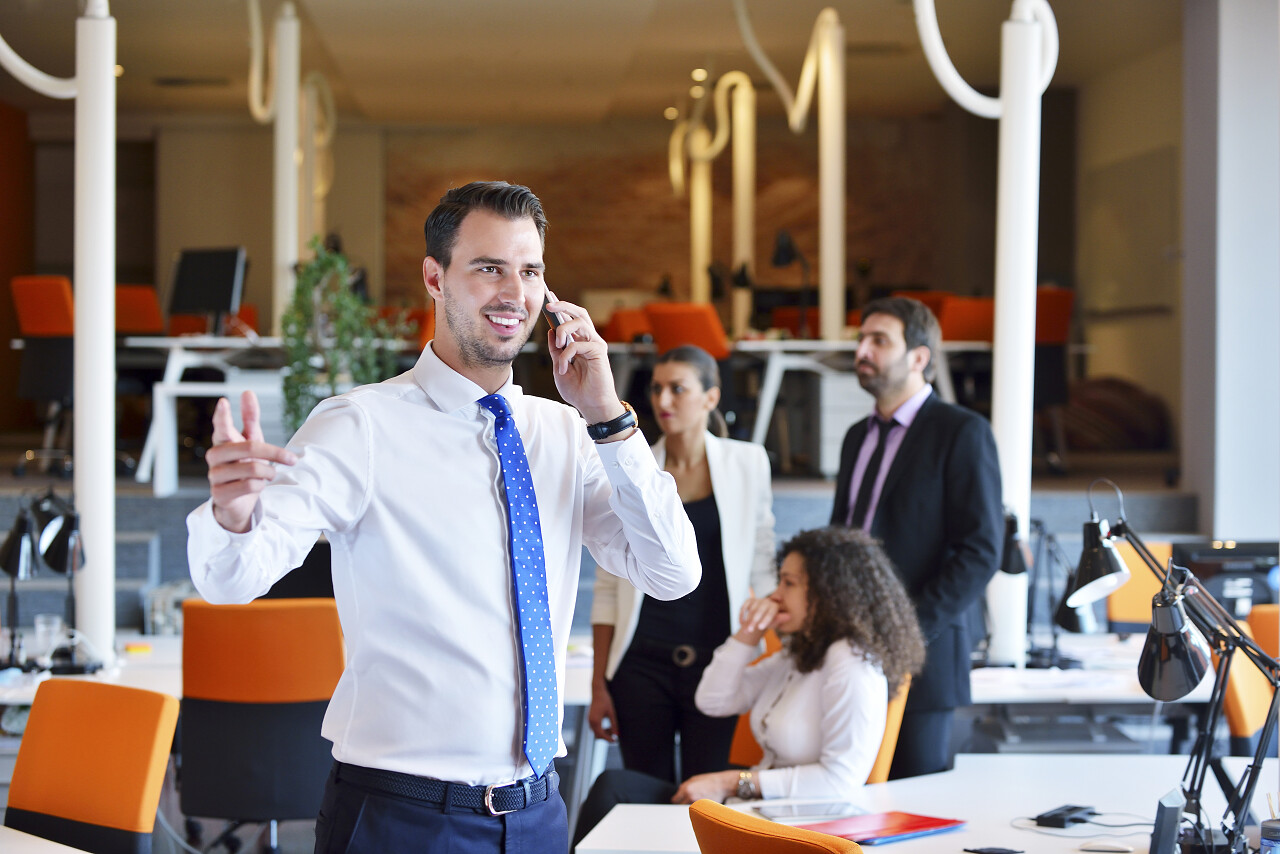 快乐的年轻商业人