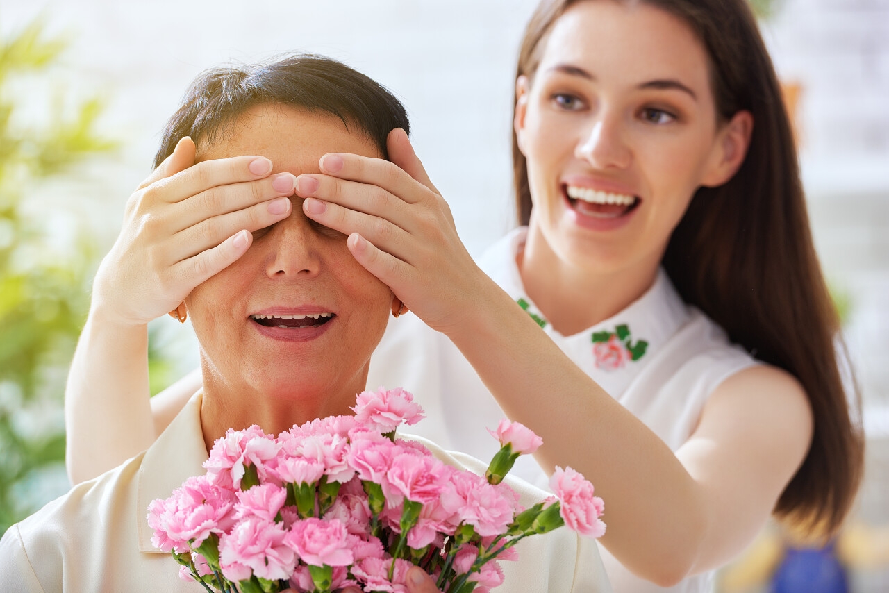 捧着花的母亲微笑的老人母亲节