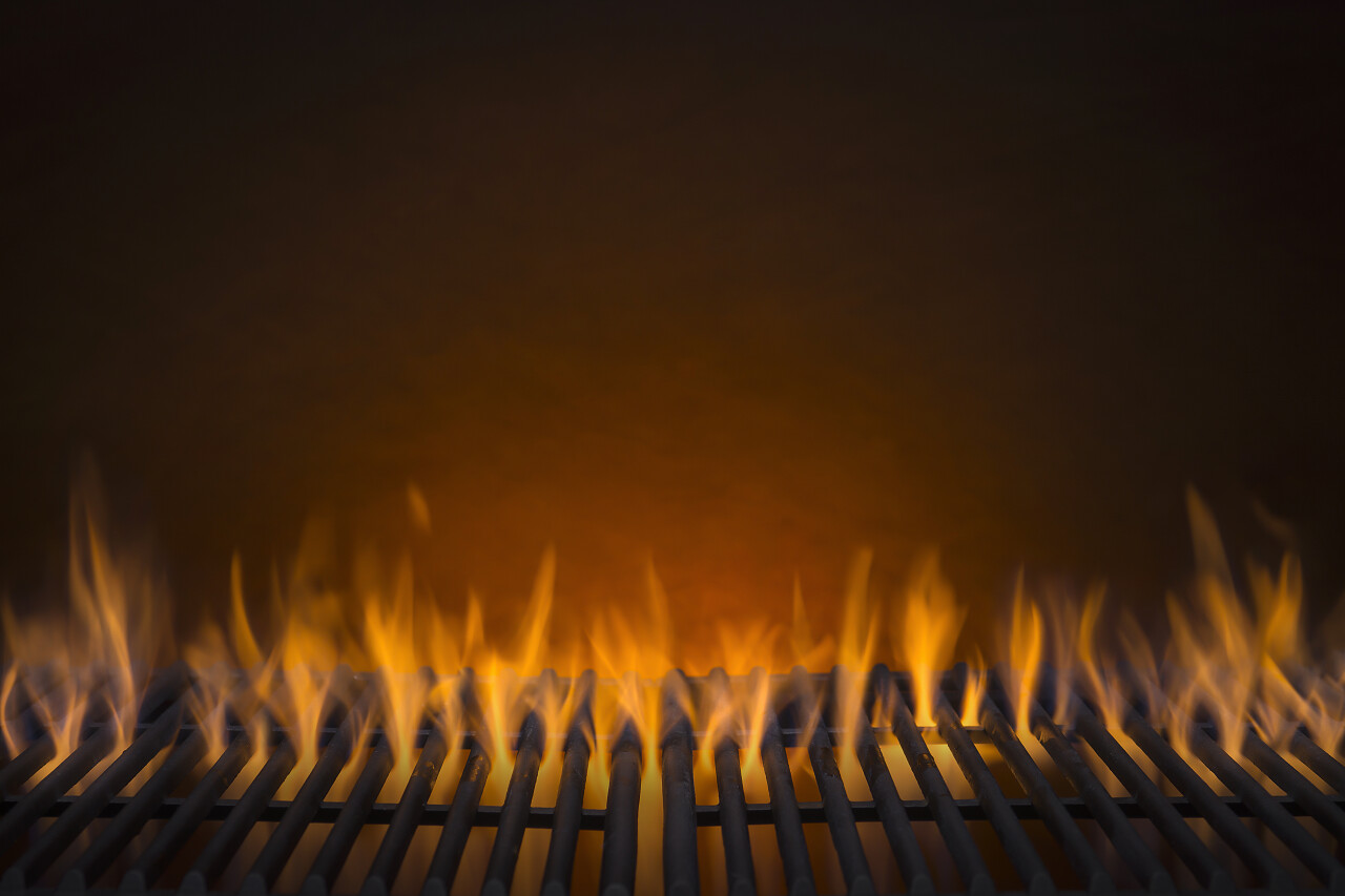 炙热的烧烤架冒着火