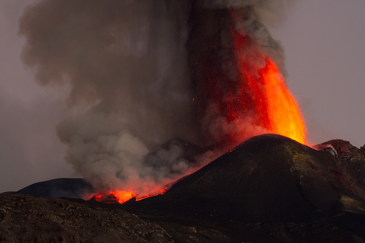 火山喷发冒出浓烟和岩浆