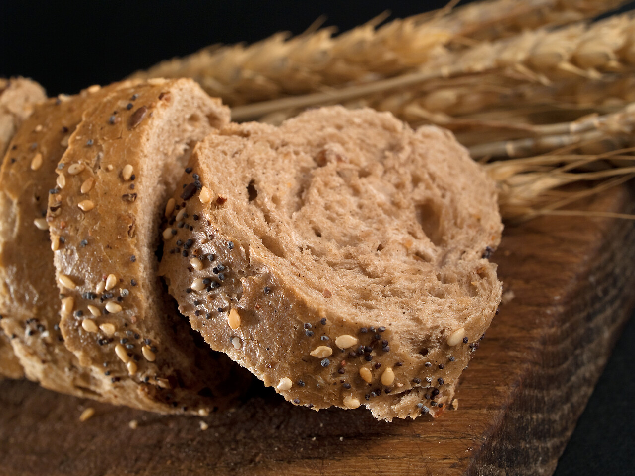 小麦和美味的切片面包