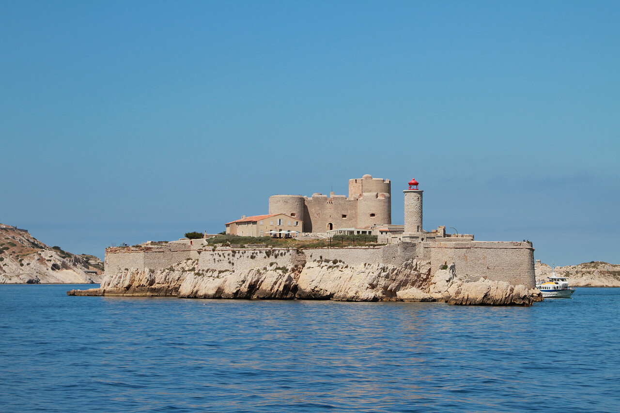 蓝天下孤岛上的城堡