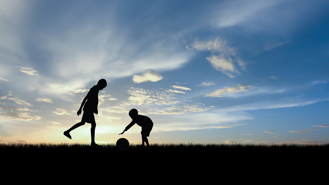 两个男孩子提落下地球