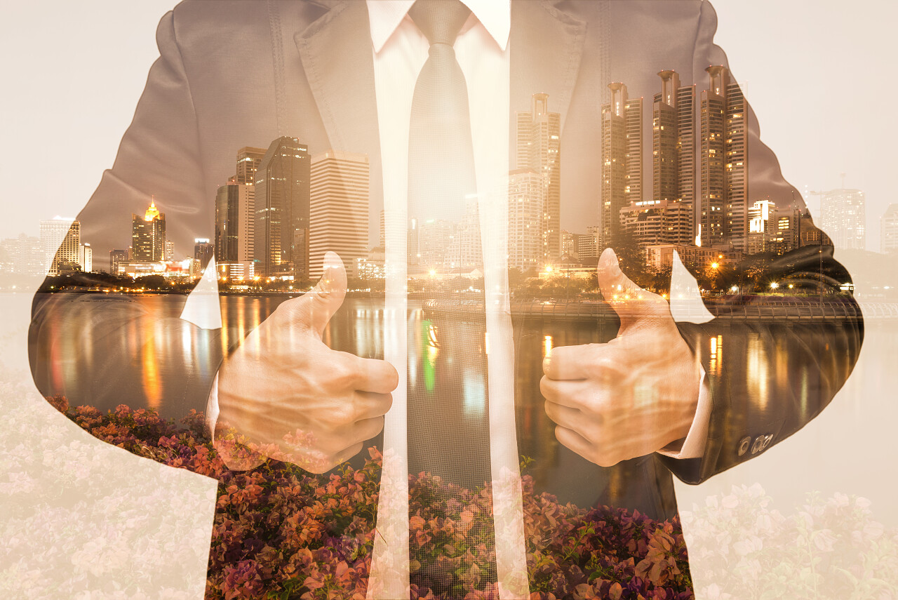 二次曝光的商人与城市景观加油点赞点赞手势
