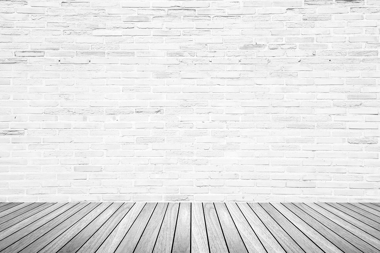 灰色调的木板地和垒起来的墙壁