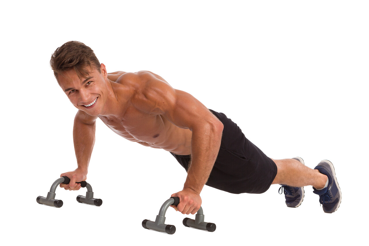 白色的背景下肌肉男做健身