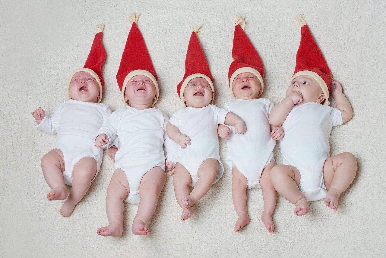 五个宝宝带着圣诞帽在明亮背景上的肖像