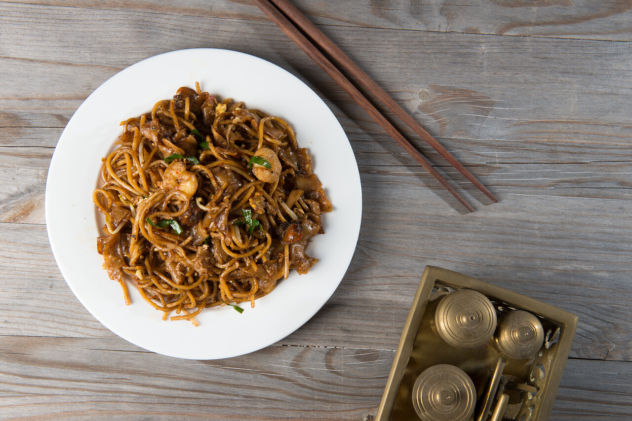 放在木质桌子上的面条