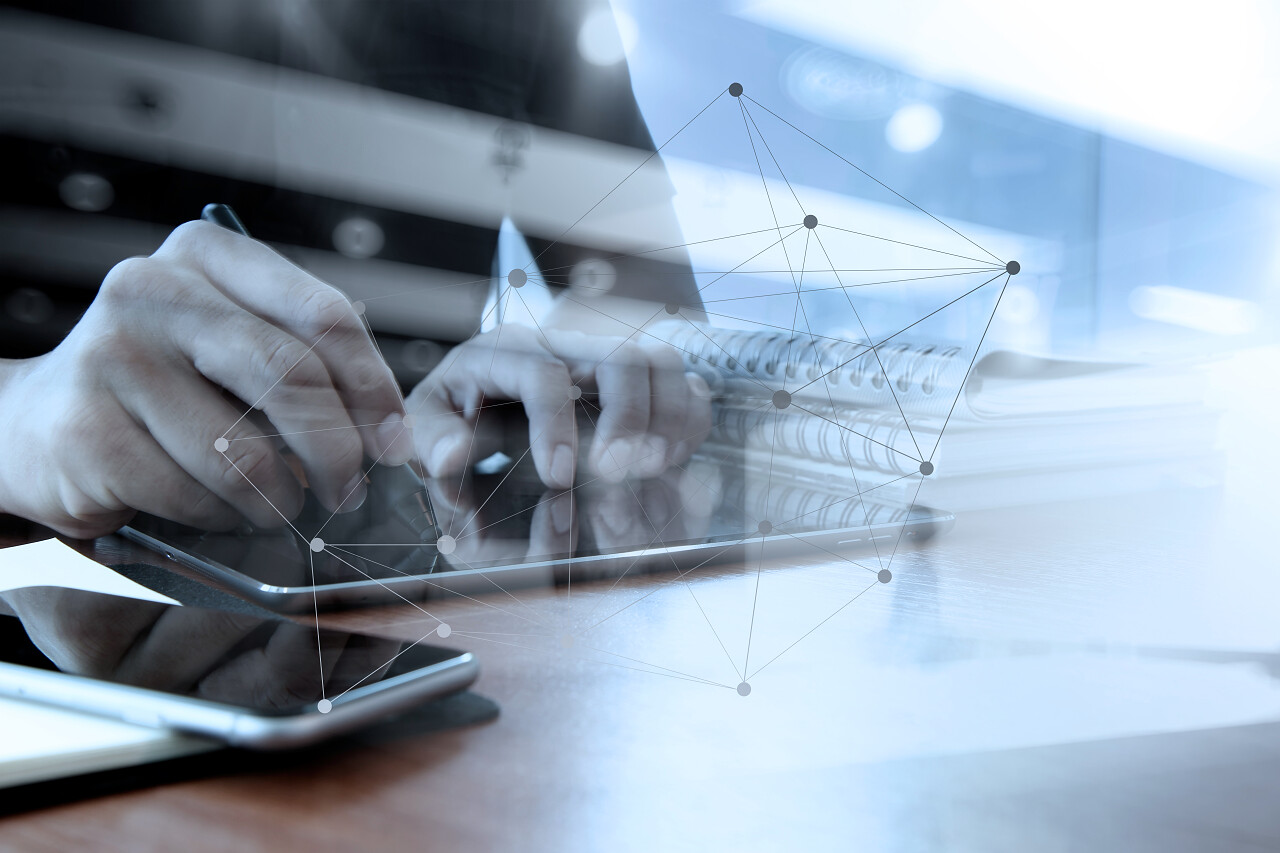 平板电脑和智能手机在木质办公桌上显示网络概念图