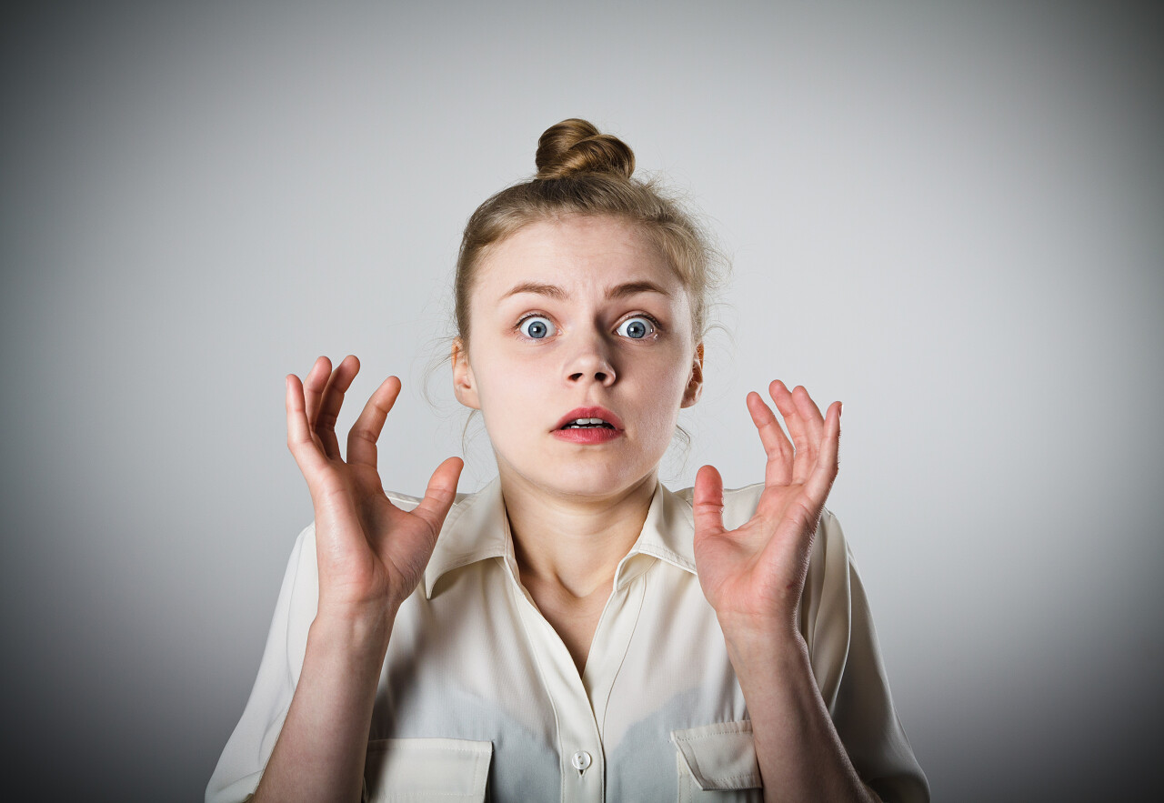 一个苗条的年轻女子被吓了一跳紧张害怕震惊