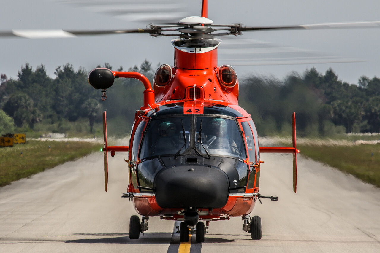 直升飞机降落在了马路中间