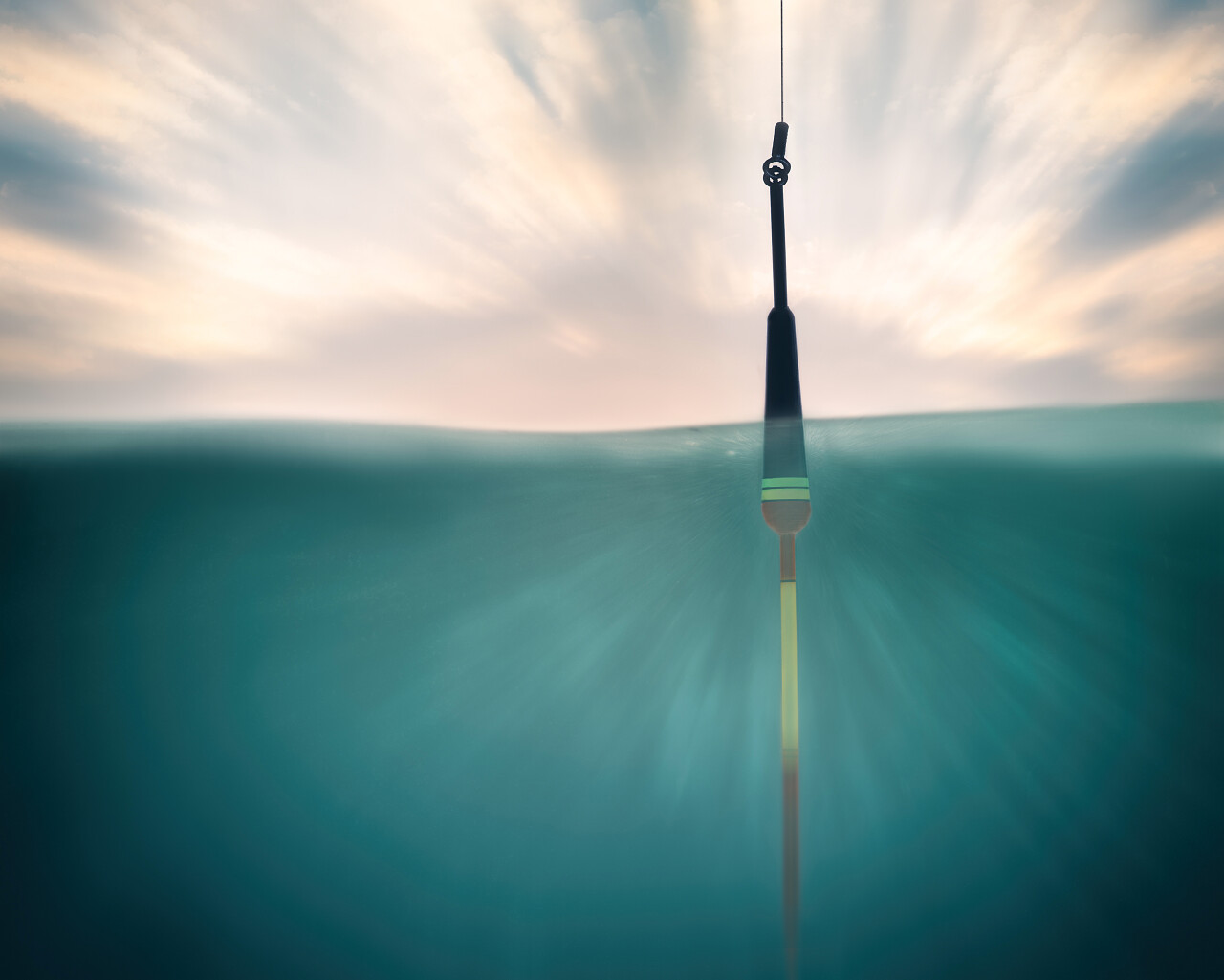 浮在水面下钓鱼