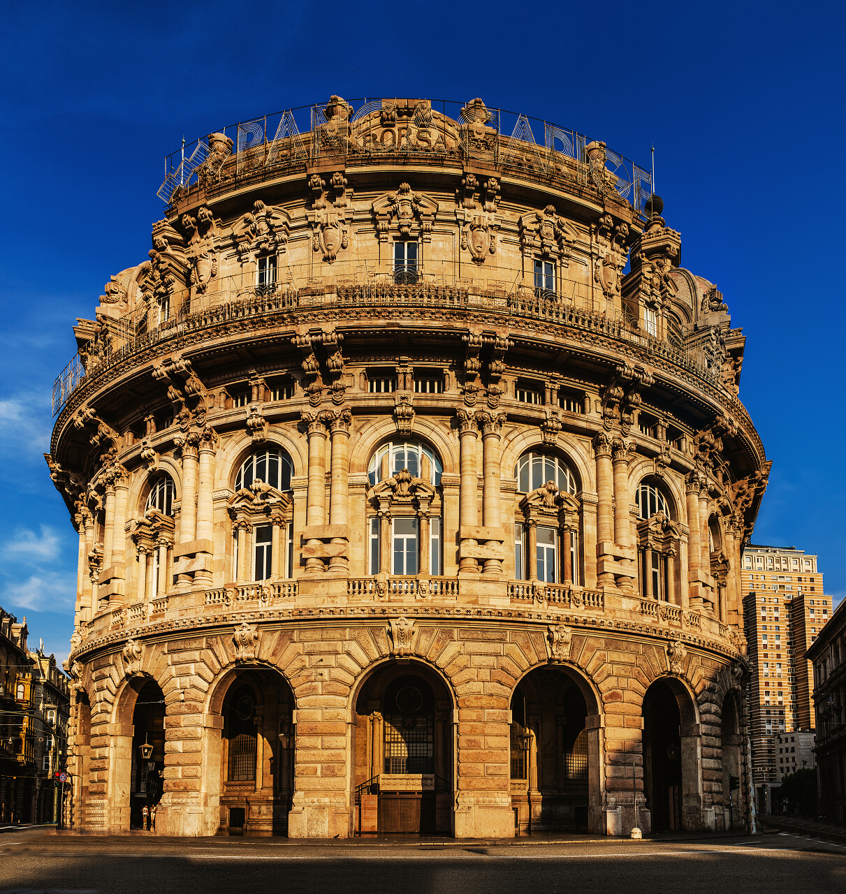 蓝天下证券交易所的大楼意大利旅游