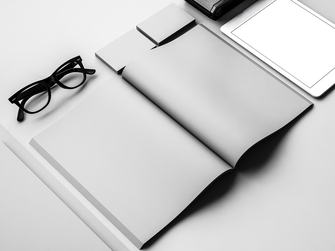 复古风格的灰色背景上有复古相机、 黑眼镜、 平板电脑、 智能手机、 书