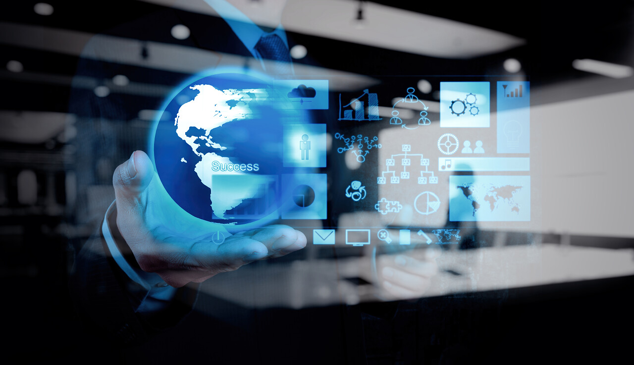 与数字社交媒体网络图概念显示世界纹理的商人手的双重曝光