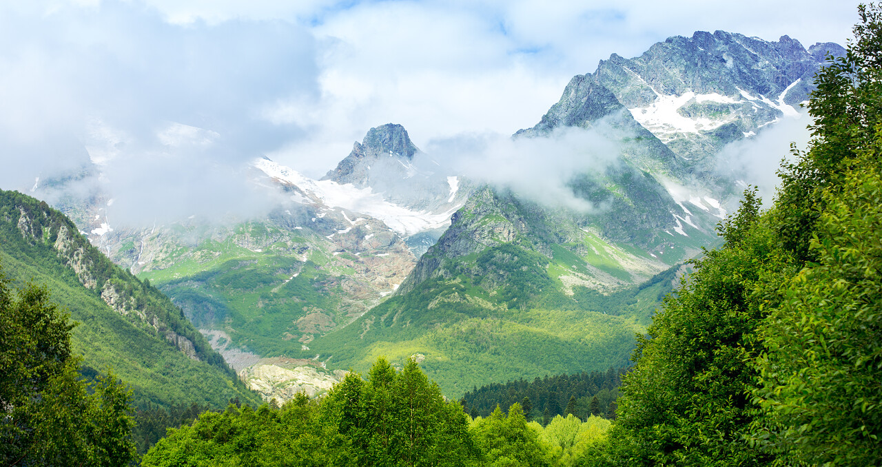 云雾缭绕的山川景色