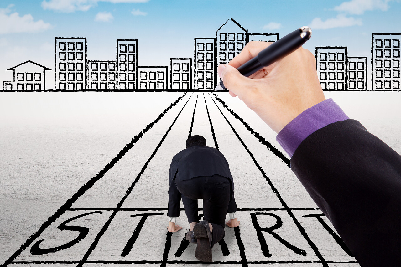 穿西装的人跪在起跑线上开始竞争的背影励志