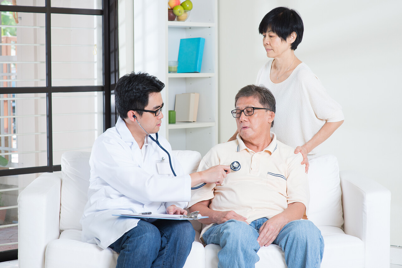 医生和病人坐在病床上医生看诊病人