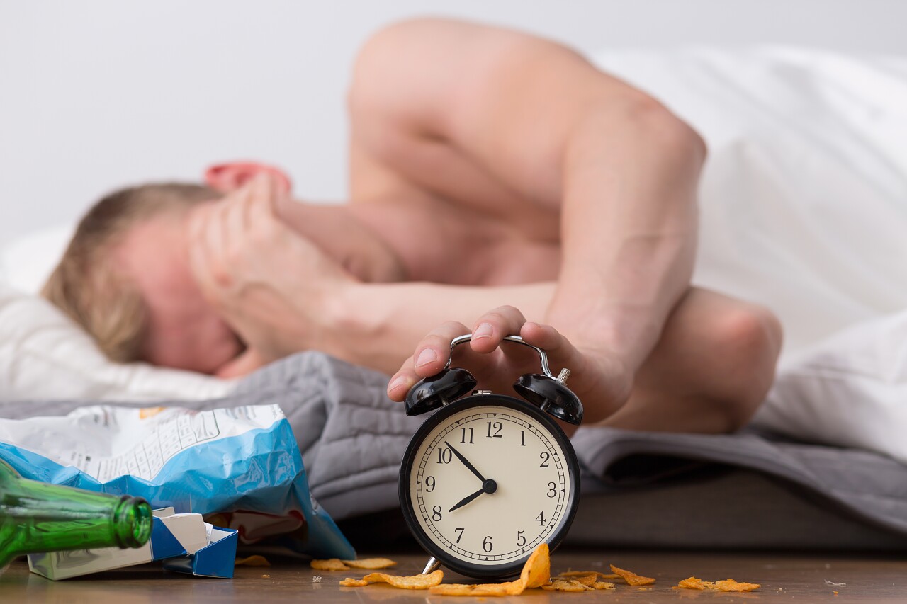 男子宿醉被闹钟吵醒