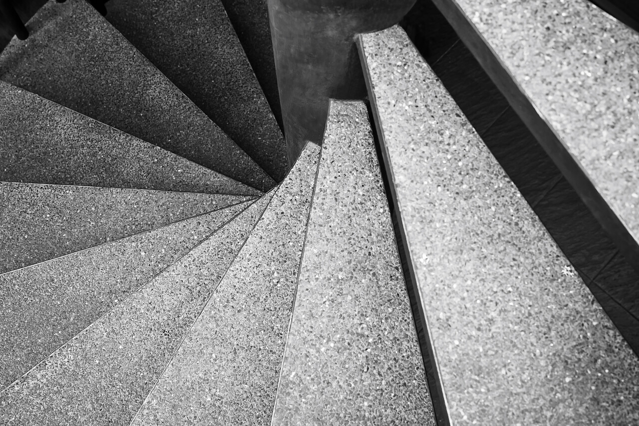 螺旋楼梯艺术建筑黑色和白色