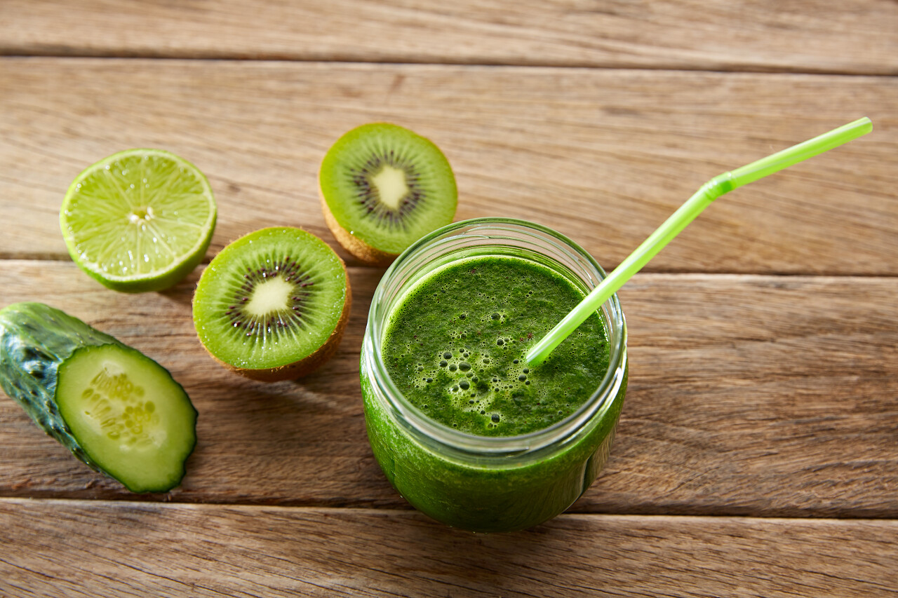 桌子上摆放的猕猴桃柠檬黄瓜菠菜绿汁