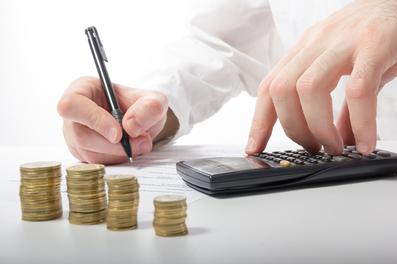 商人正在统计损失和利润