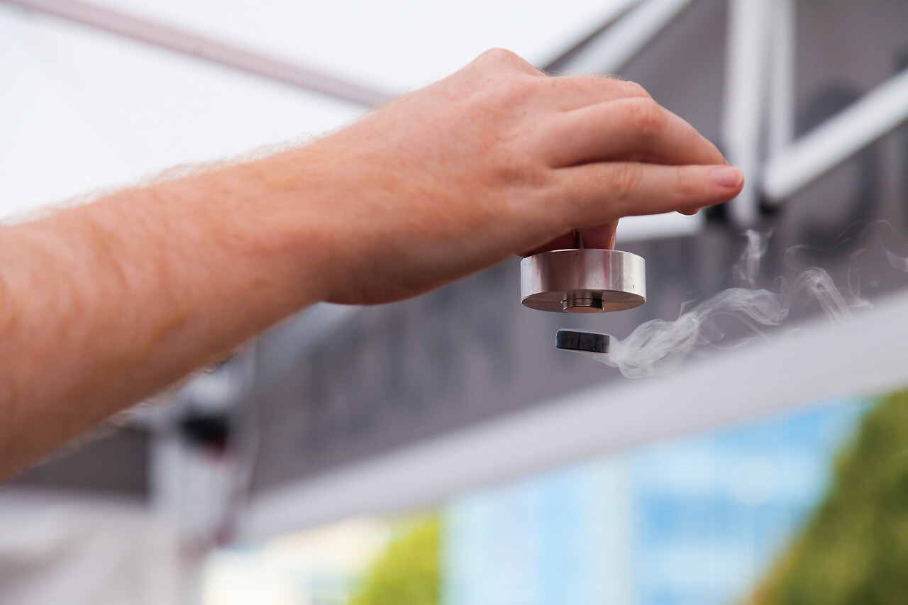 悬浮水温较低的磁铁