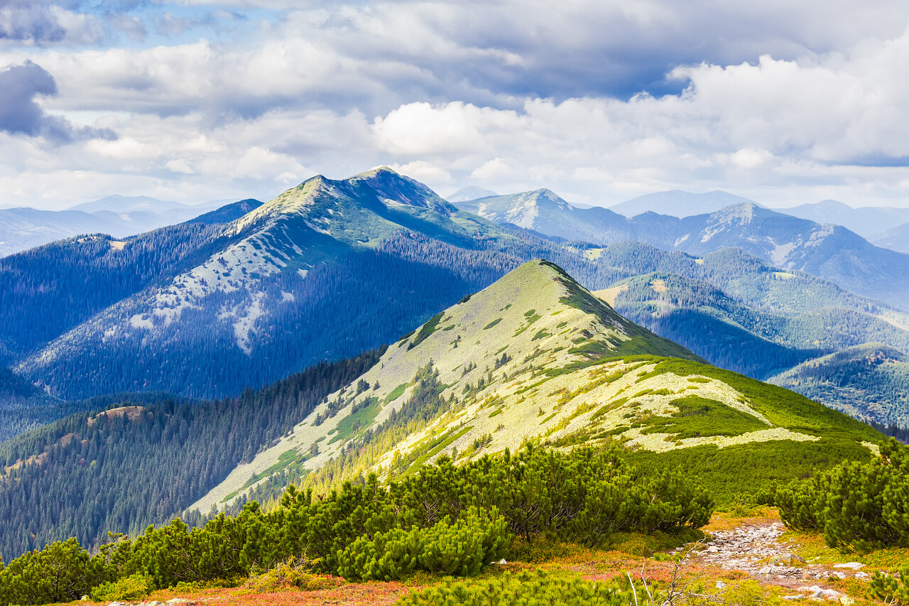 山地草原和天空与云彩