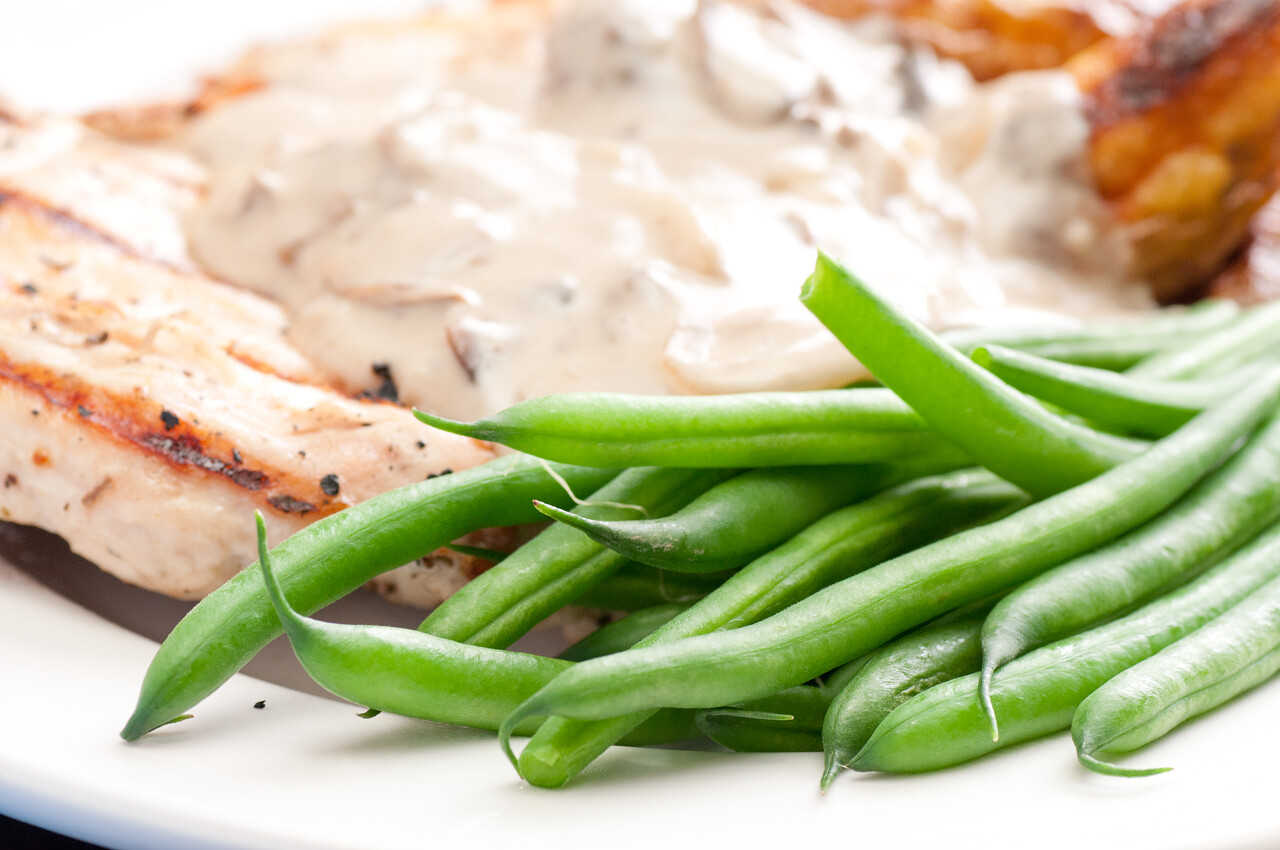 烤鸡胸肉配奶油蘑菇酱