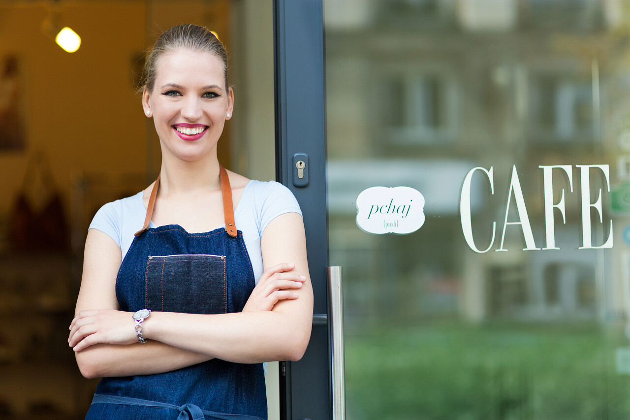 女人站在咖啡店前