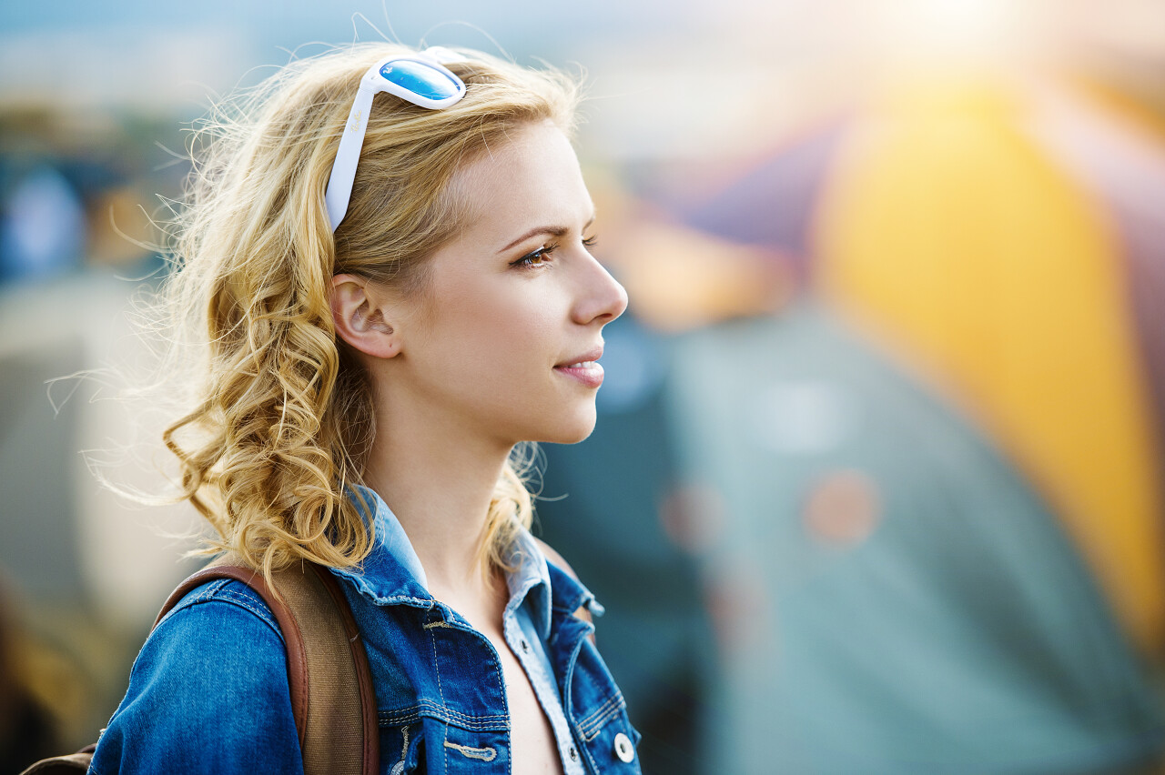 金黄色卷发女孩在夏季音乐节
