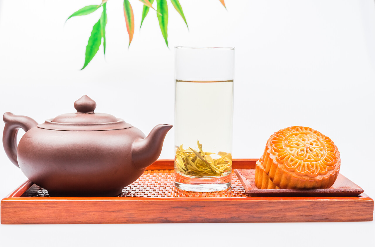 在木板上中秋月饼八月十五中秋节月饼中秋节