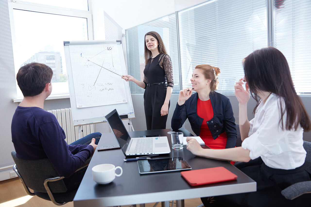 在会议室中四个人在开会