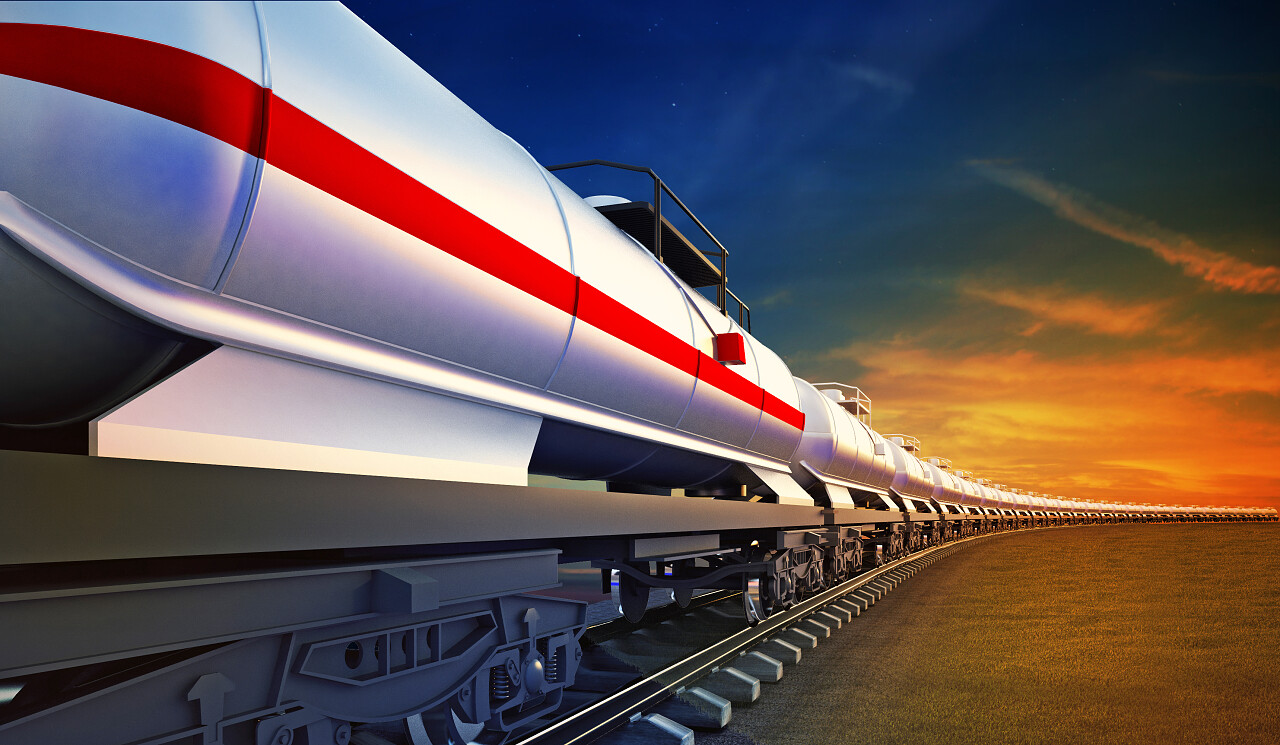 货运列车与油储水池在天空背景