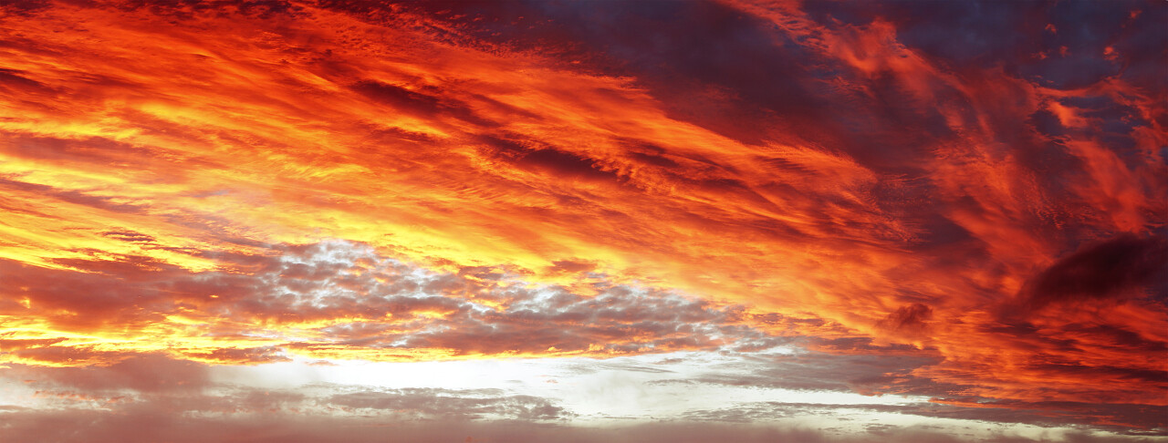 阳光照射云在夏日的天空