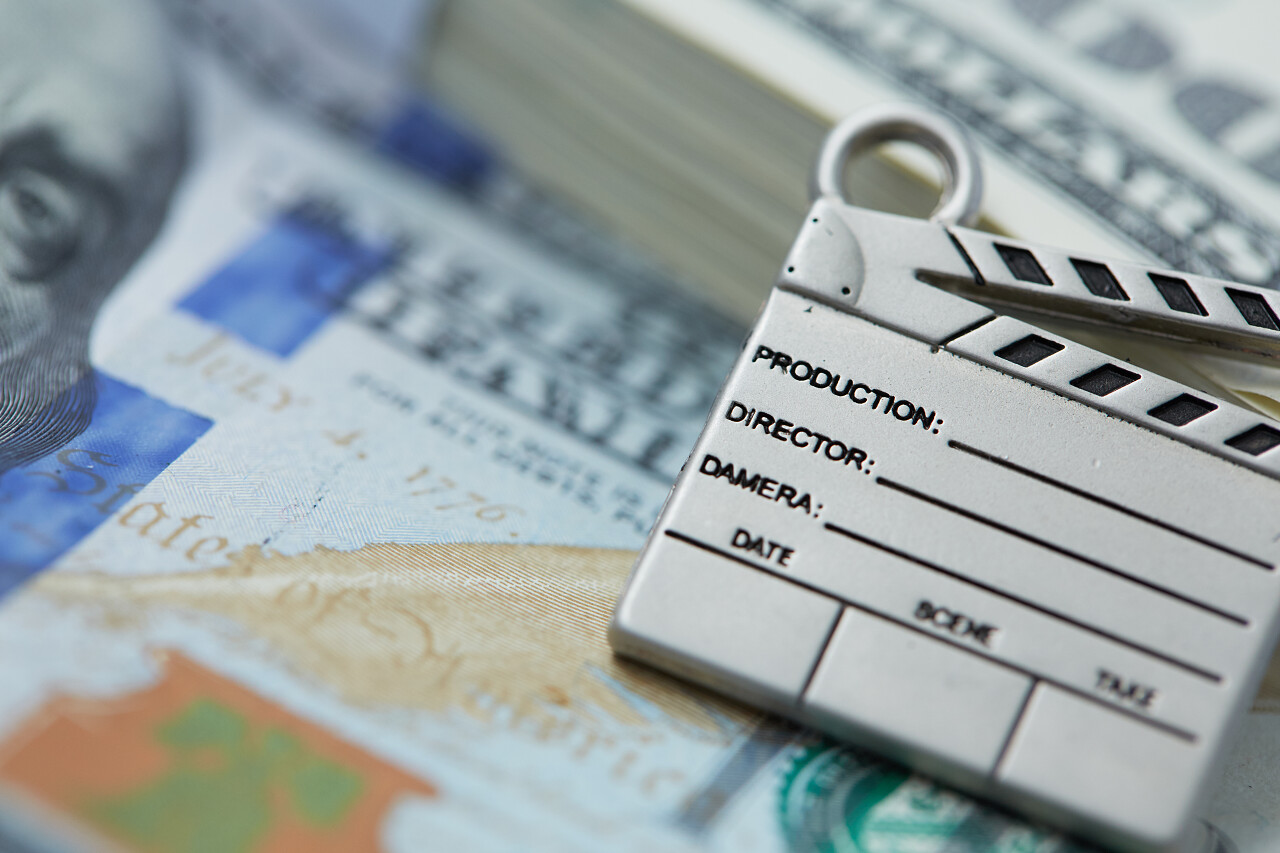 放在纸币上的银色挂件