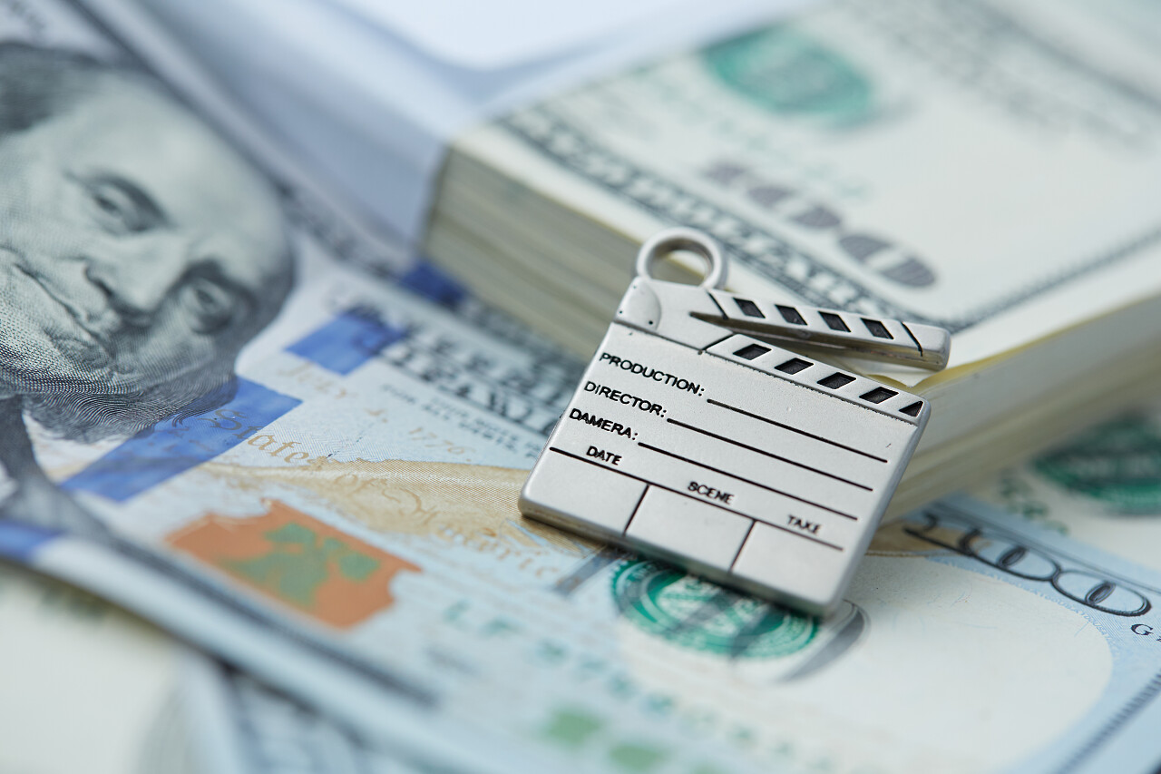 放在纸币上的银色挂件