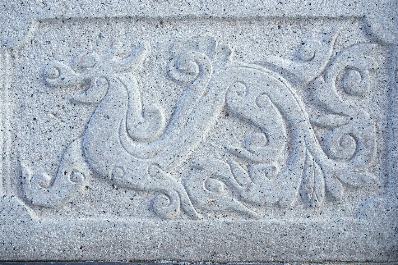 雕刻着龙的石墙