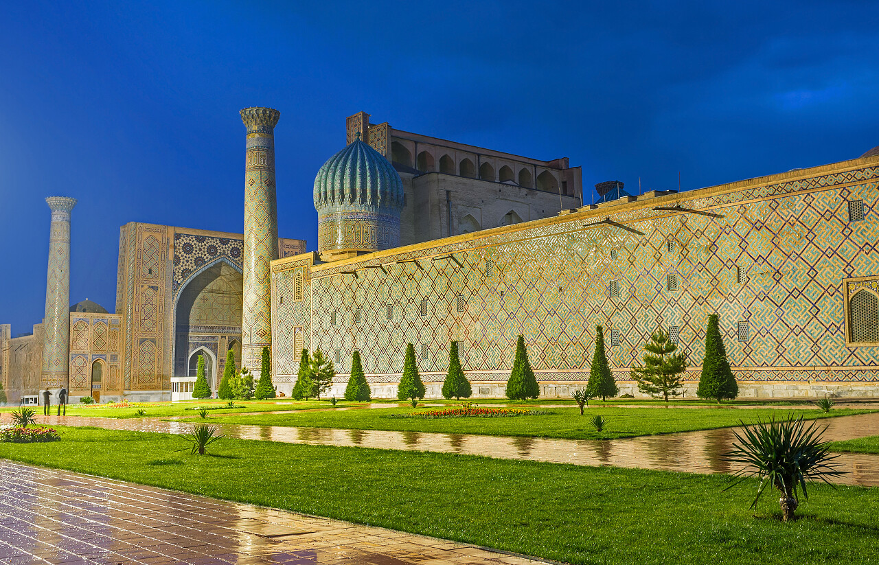 现代城市建筑的地板砖潮湿