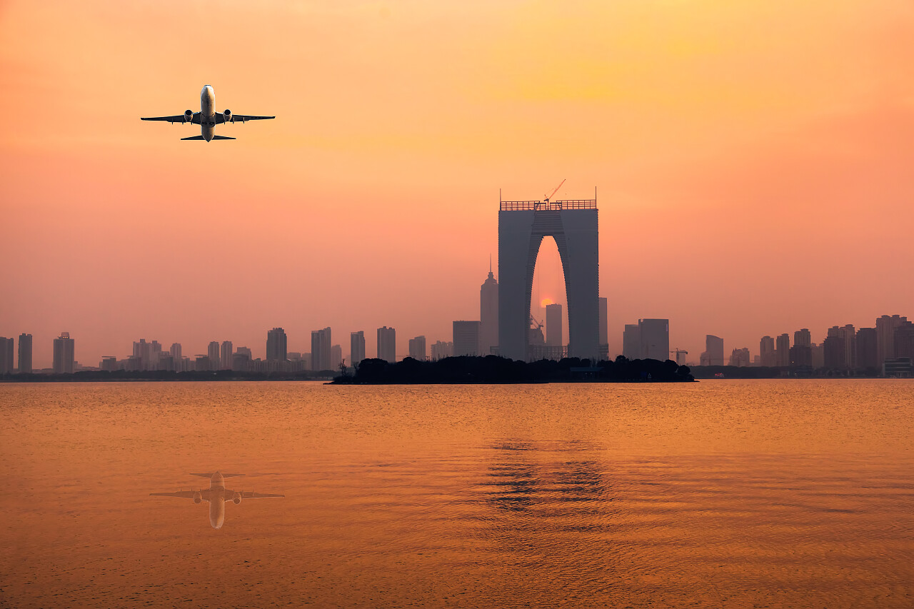 黄昏的天空下城市建筑东方之门有一架飞机江苏